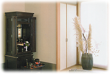 45センチという奥行ですので、浅めの仏間にも無理なく納まります。下扉内の引出収納は用途に合わせられるように深さを変えています。