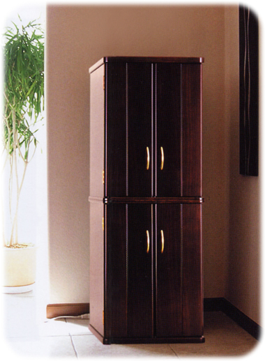 Vラインの装飾や引き手に用いた金色がアクセントになり、スッキリしたスタイルでロングセラーとなっています。