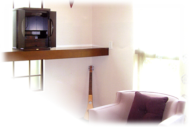 ベストセラーの国産18号上置です。コンパクトでスタイリッシュなデザインにかかわらず空間に重みを生み出します。